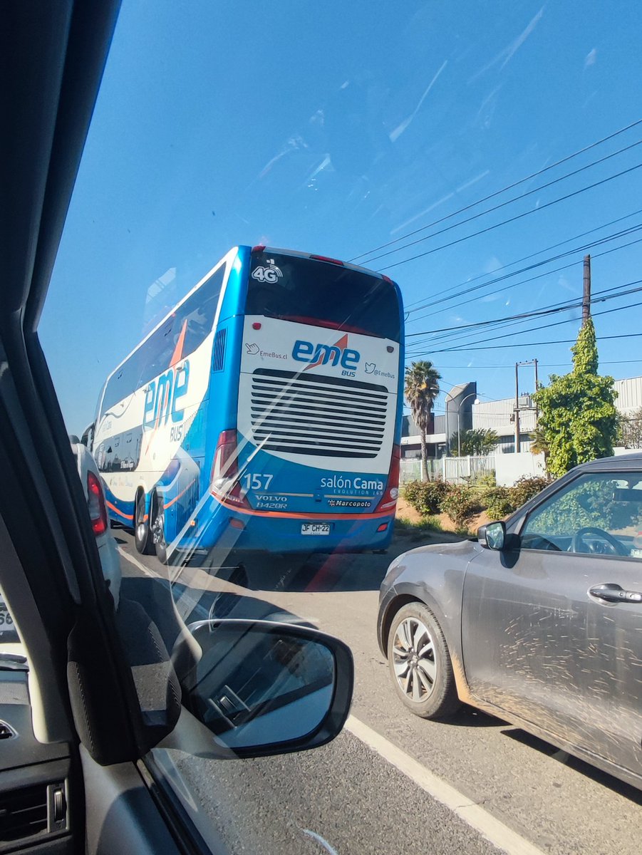 macapozonu's tweet photo. Qué pasa @emebus ? Manejando en la berma? https://t.co/5M8xYs31qF