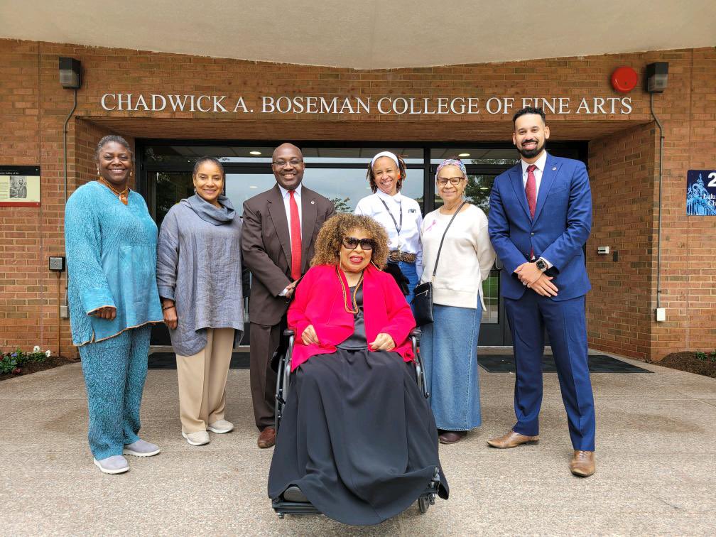 Getting to spend time today with the illustrious Roberta Flack at the Chadwick Boseman College of Fine Arts thanks to Dean Phyilicia Rashad was so special. I will let you think about all of the amazing things that has to happen for that one sentence to be reality. @HowardU https://t.co/o1lV6Jsqq3