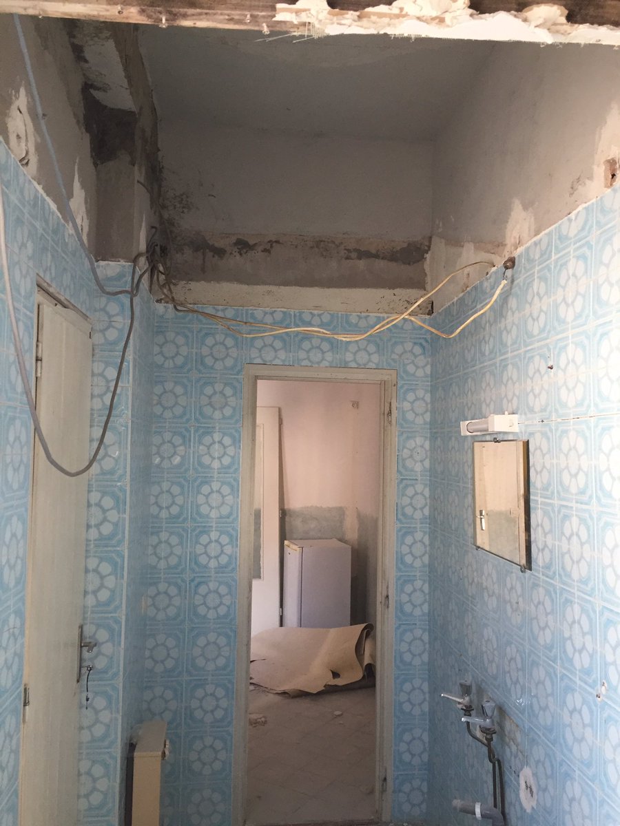 adbresson's tweet photo. Bon ben ça y est on a tout “cassé la baraque” et on a même trouvé une ancienne porte murée #SpookyAlert #LaGarçonnière #Sète https://t.co/TjrBGl7hSW