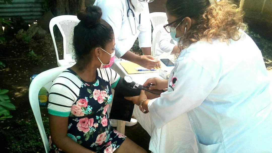 SanchezZucelly's tweet photo. #Nicaragua #11de octubre se llevo a cabo mi hospitalito en mi comunidad con especialistas del hospital Bertha Calderón en el barrio DomitilaLugo gracias a la restitución de derecho a la salud que ofrece nuestro buen gobierno sandinista.
#TodosJuntosVamosAdelante https://t.co/d0ul5Hnkd0
