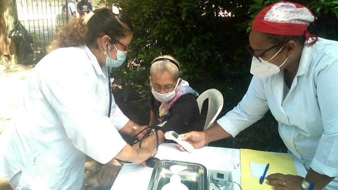 SanchezZucelly's tweet photo. #Nicaragua #11de octubre se llevo a cabo mi hospitalito en mi comunidad con especialistas del hospital Bertha Calderón en el barrio DomitilaLugo gracias a la restitución de derecho a la salud que ofrece nuestro buen gobierno sandinista.
#TodosJuntosVamosAdelante https://t.co/d0ul5Hnkd0
