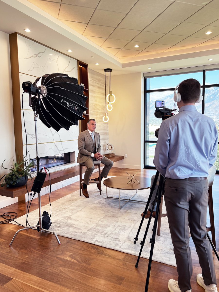 onsetfinancial's tweet photo. Here’s a behind-the-scenes sneak peek of our recent photoshoot; keep your eyes open for the finished product! #onsetfinancial #contentday https://t.co/7xhdWXHtN2