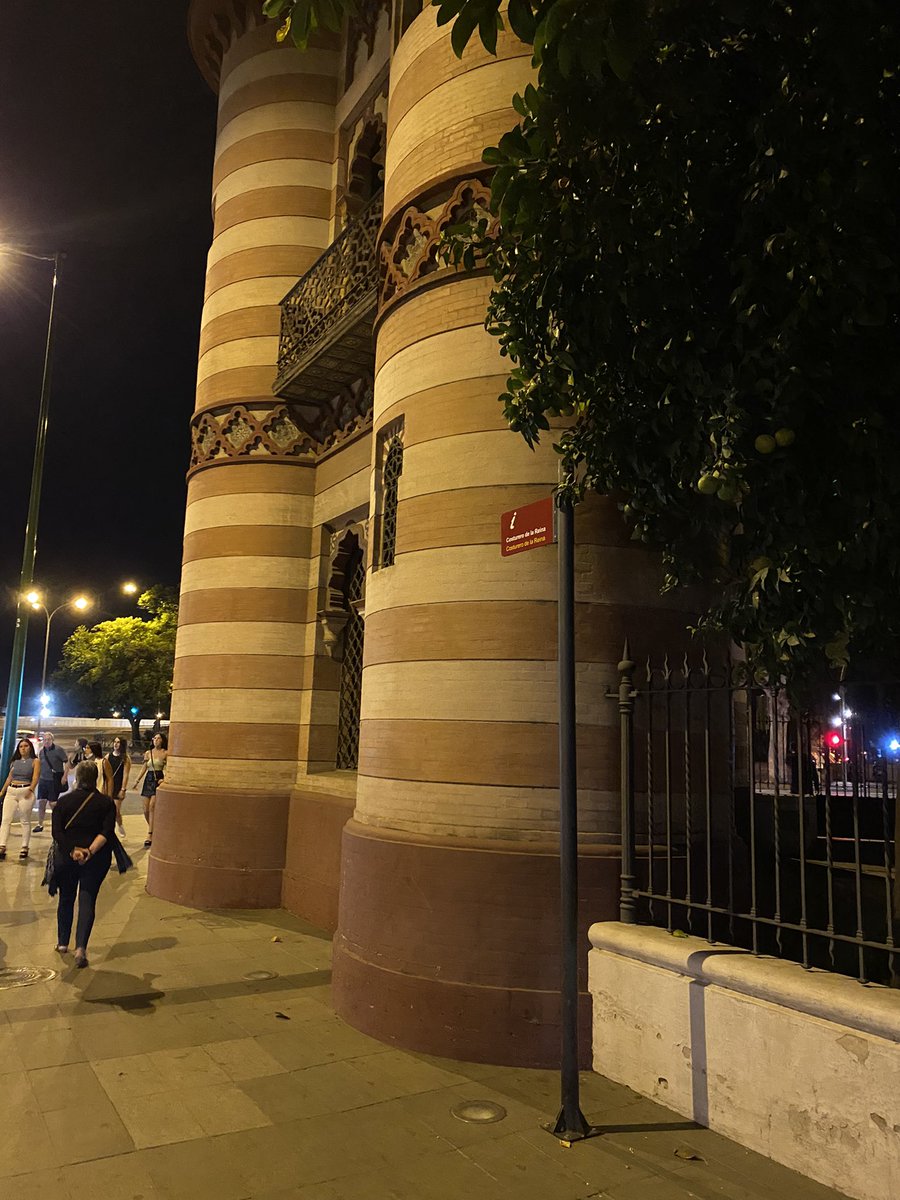 MariaValdesC74's tweet photo. @Ayto_Sevilla #SevillaHoy una pena que no podamos disfrutar #CosturerodelaReina encendido @DIPUSEVI @SevillaInsolita @sevillaciudad @tubarriosevilla https://t.co/jZtymTbYTn