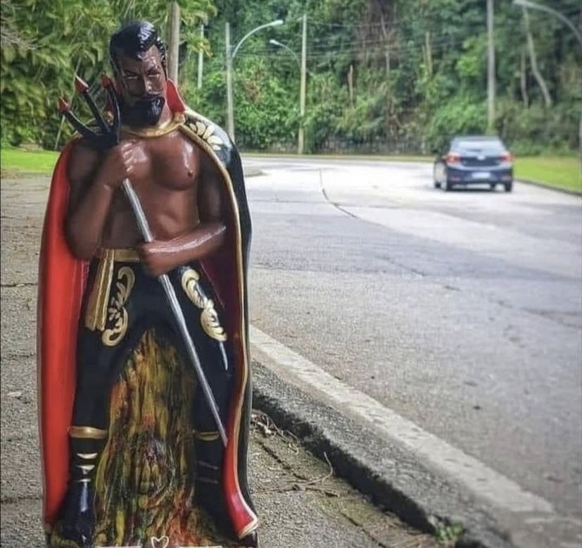 M_Navalha's tweet photo. “Me chame quando estiver na encruzilhada, porque eu serei a luz que encaminhará você de volta a sua evolução aqui na terra.!”                -Senhor Tranca Rua Das Almas!🖤🚬🥃🎩                                                  #LaroyêExúMojubá #MensageiroDosOrixás #ExúECaminho https://t.co/f5wkjQM7gQ