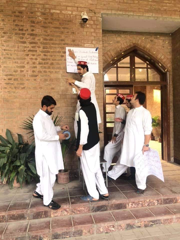 MohammadAriyak1's tweet photo. شپې اخستى په ځان نه وي حساب نه دى
نور زما او ستا سيالي د چا مجال دى
ـ
چې د سود خبره راشي خلک ډېر دي
چې د حق د اذان وخت شي يو بلال دى

خالق زيار
#pukhtoonstudentsfederation 
#psficp https://t.co/q0YDRy2tje