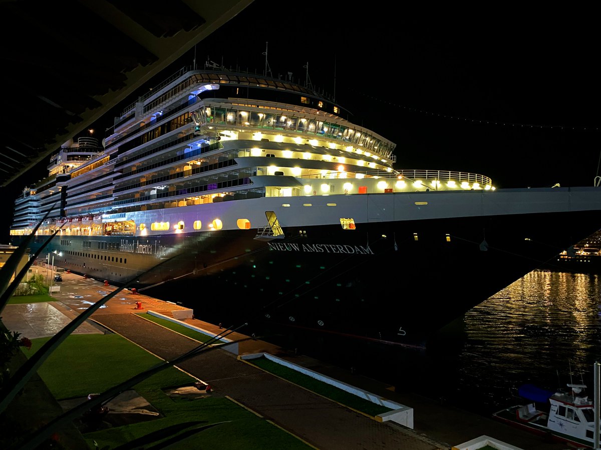 PvMagico's tweet photo. Llega el primer arribo de Nieuw Amsterdam de la empresa Holland America Line. 🛳🇲🇽
Con más de 1,500 pasajeros y más de 800 tripulantes a bordo.
#elpuertodemexico #puertomagicopv #PV #visitmexico #travel #PuertoVallarta #crucero #cruise #nieuwamsterdam #royalcaribbean https://t.co/wDw9gaZLSF
