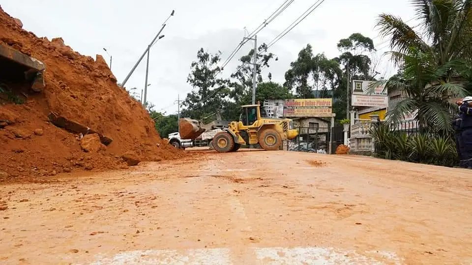 Alcaldiacopa's tweet photo. 📣 #CopaInforma continúan los trabajos de remoción de material en la Autopista Norte, a la altura de la I.E. Escuela Normal Superior María Auxiliadora.
En la zona ya hay maquinaria y cuerpos de socorro atendiendo la emergencia. https://t.co/fM23fERWe3