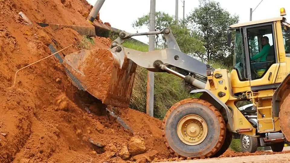 Alcaldiacopa's tweet photo. 📣 #CopaInforma continúan los trabajos de remoción de material en la Autopista Norte, a la altura de la I.E. Escuela Normal Superior María Auxiliadora.
En la zona ya hay maquinaria y cuerpos de socorro atendiendo la emergencia. https://t.co/fM23fERWe3