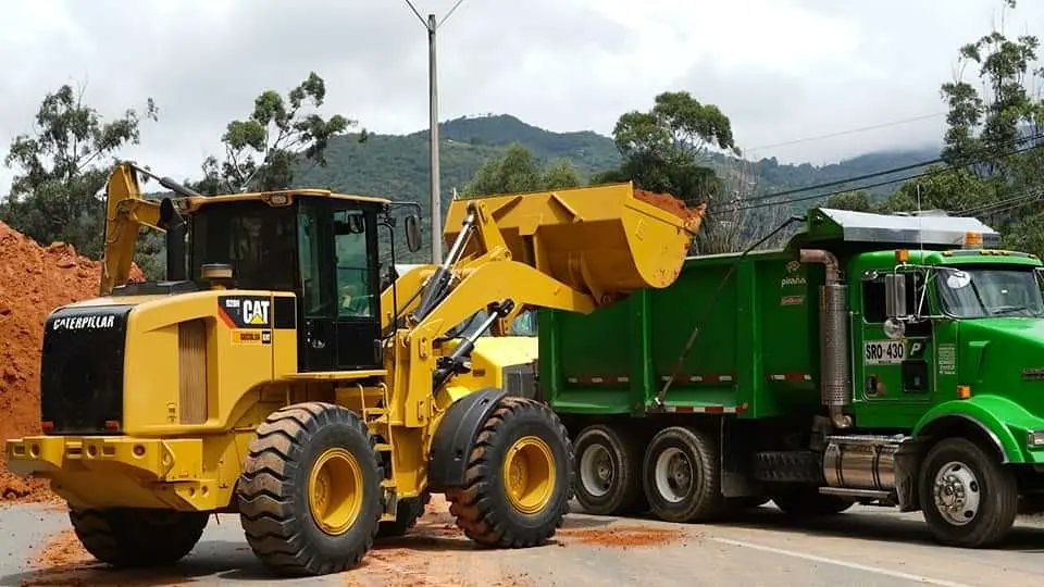Alcaldiacopa's tweet photo. 📣 #CopaInforma continúan los trabajos de remoción de material en la Autopista Norte, a la altura de la I.E. Escuela Normal Superior María Auxiliadora.
En la zona ya hay maquinaria y cuerpos de socorro atendiendo la emergencia. https://t.co/fM23fERWe3