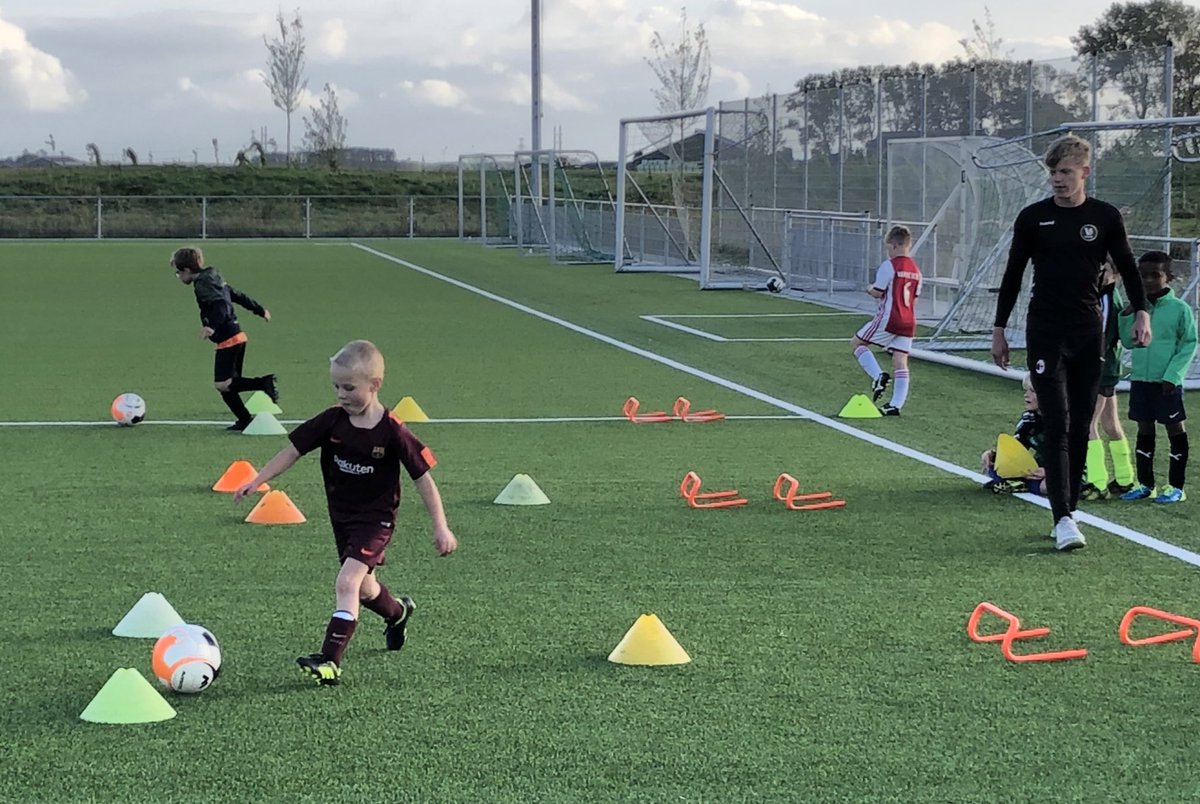 HenkAlssema1's tweet photo. Vanavond weer leuke training voor @vvwinsum 07&amp;08 lichtiging ⚽️ #multiskillz #plezier #ontwikkeling @VTShetVerschil https://t.co/VisADWEEzN