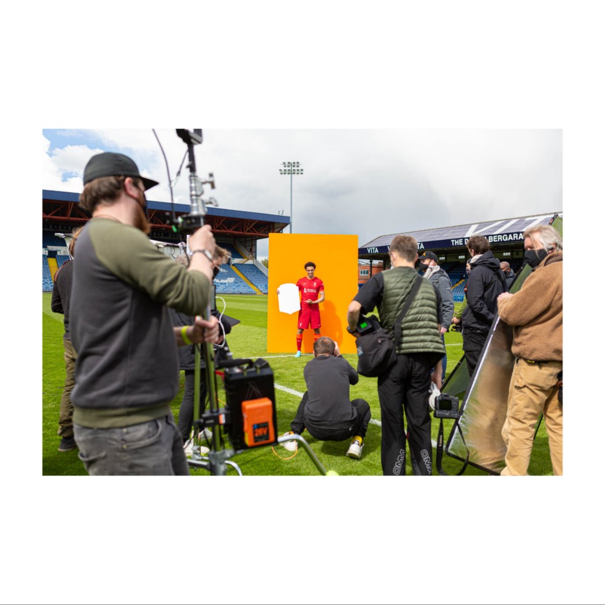 BTS_ChrisMcC's tweet photo. Some #BTS shots from the #EASPORTSFIFA commercial shoot where #LSProductions were in charge of production services.
#fifa22 #trent #fodden #LFC #YNWA #ManCity #Citizen #LSP #unitstills #EASports #itsinthegame https://t.co/EALc7gEYu4