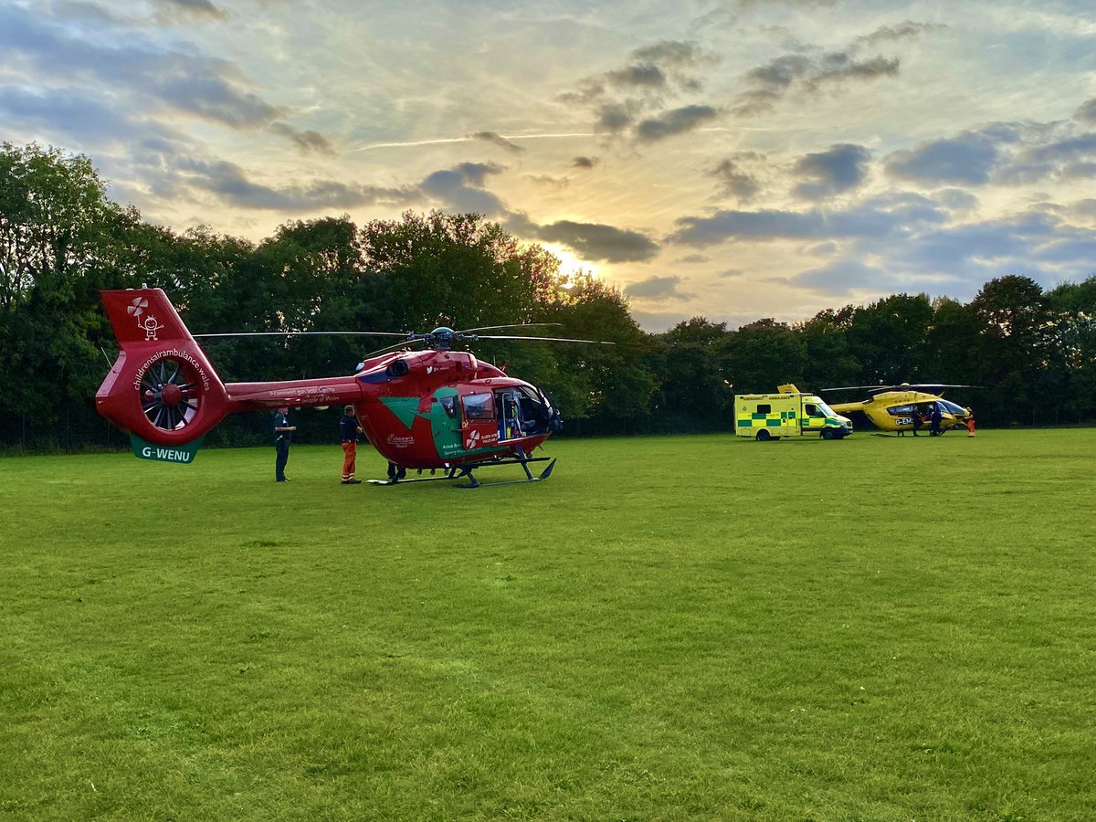 LeDyslexicMedic's tweet photo. #viewsfromthecrews …it’s not often we land in the same field as another air ambulance…was great to see the team from @air_ambulance 😁 @EastAngliAirAmb @davidkilsy1 @DrewWelch9 https://t.co/t2PcmMlkDf