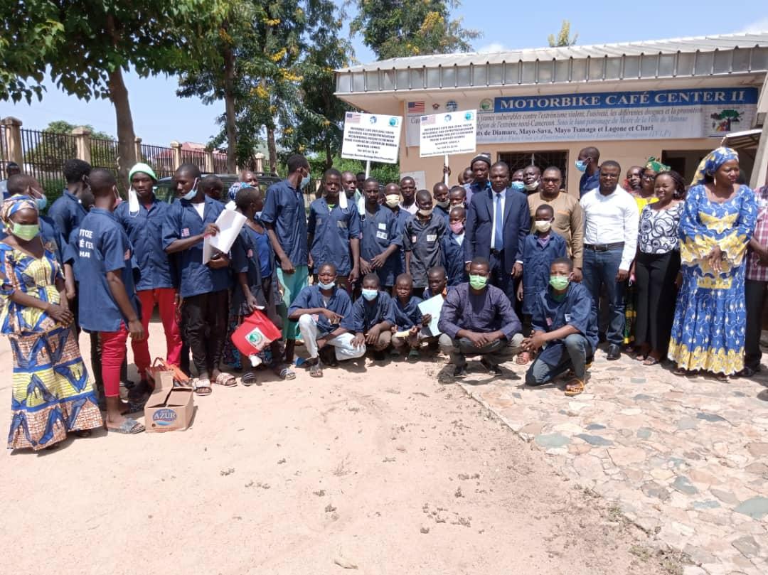 CameroonEfa's tweet photo. #MCC_Phase_II
Le #Maire_de_la_ville de Maroua a présidé ce jeudi 30 Septembre 2021, la cérémonie de clôture du projet #MCC2 financé par l'Ambassade des États-Unis au Cameroun. La dernière vague constituée de 25 jeunes formés ont reçu leurs attestations et des kits mécaniques. https://t.co/sfEMVIrEyM