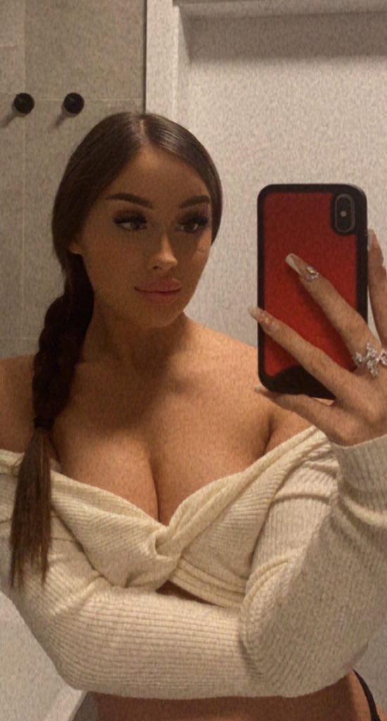 rosiedizz99's tweet photo. @BadGirlsVids add me on snapchat rosie_diaz7 for fun 🥵👅 https://t.co/HxUEKDrJJT