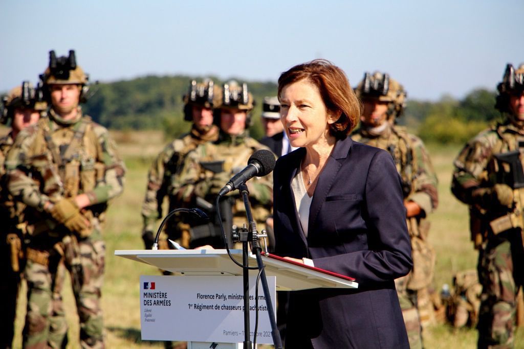 1erRCP's tweet image. Honorés et fiers d'accueillir @florence_parly et de lui présenter les avancées rendues possibles au #1errcp par la loi de programmation militaire et par le plan famille.
Le régiment s’est déployé par la 3ème dimension et a montré à nouveau qu’il est prêt à aller du ciel au combat