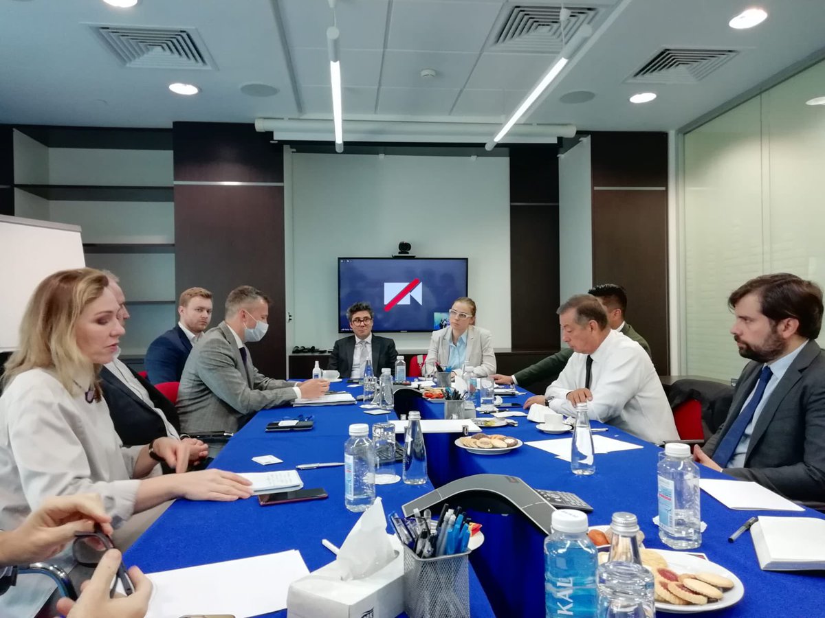 Esta tarde me reuní con Kirill Dmitriev, Director General del Fondo de Inversión Directa para hablar acerca del proceso de envasado de la vacuna Sputnik V. 1/2