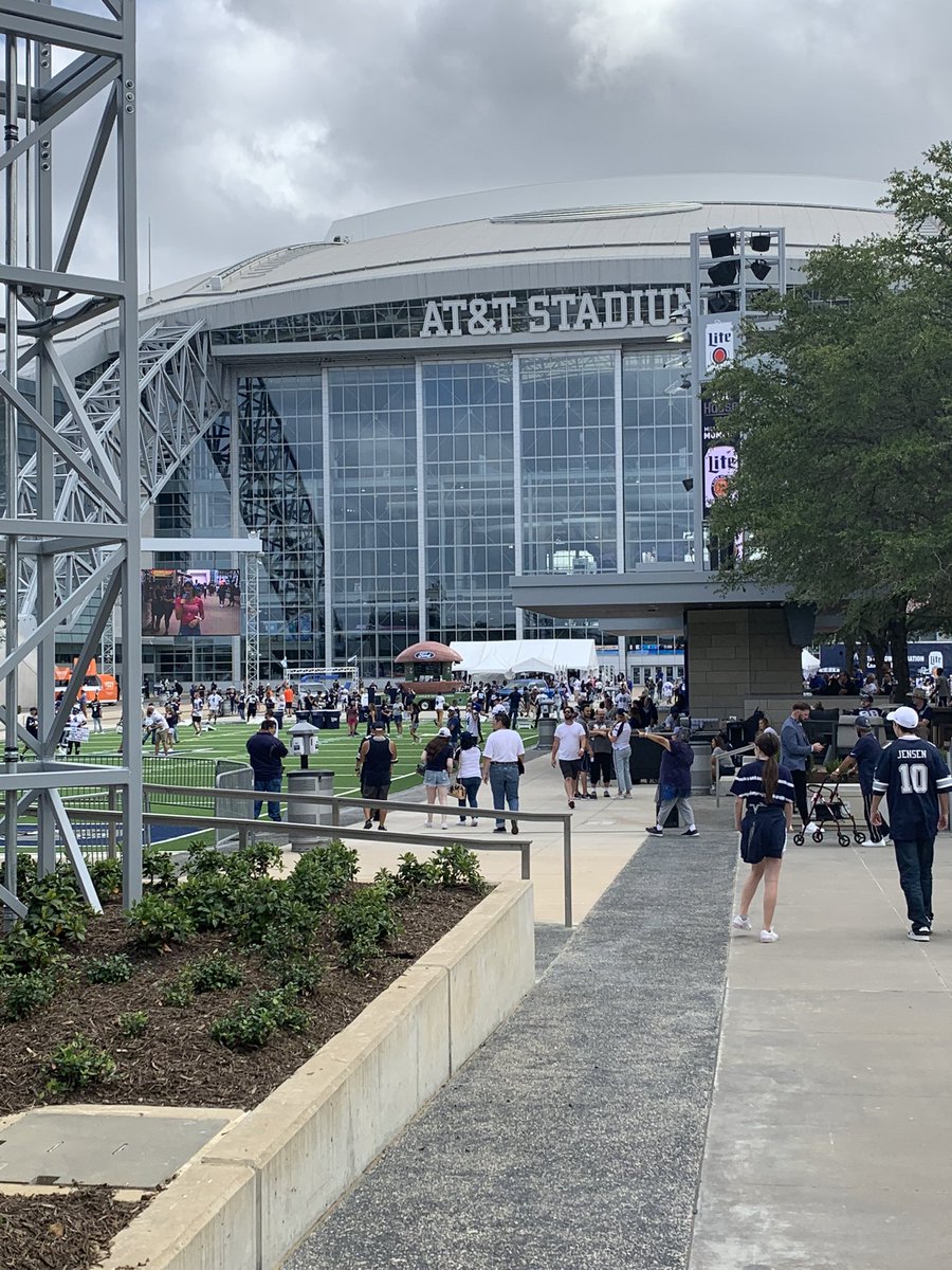 laura33gm's tweet photo. Roberto Cañas thank you I had a wonderful time!! Unexpected trip turned out to an amazing weekend!! Dallas Cowboys!! https://t.co/J5yOK8x2RT