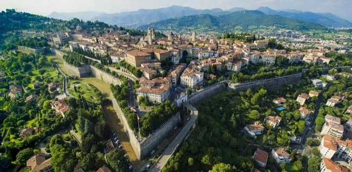 casa_studente's tweet photo. Sapevate Casa dello Studente dal 2019 è anche a #bergamo e provincia grazie ad un bando indetto da @UniCredit_IT ? 📚📌
Ce ne parla la nostra Teresa Guerra sul nostro sito: https://t.co/wrbIFsE4eY
#ilovecds #facebookdown #viteallimite https://t.co/5Xr8rMbJC8