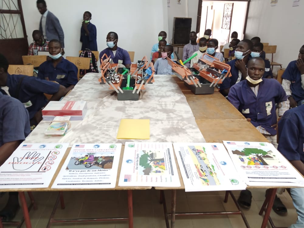 CameroonEfa's tweet photo. #MCC_Phase_II
Le #Maire_de_la_ville de Maroua a présidé ce jeudi 30 Septembre 2021, la cérémonie de clôture du projet #MCC2 financé par l'Ambassade des États-Unis au Cameroun. La dernière vague constituée de 25 jeunes formés ont reçu leurs attestations et des kits mécaniques. https://t.co/sfEMVIrEyM