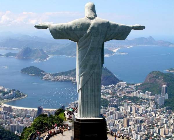 Над границей. Статуя Христа-Искупителя. Статуя Спасителя в Рио-де-Жанейро. Статуя Иисуса Христа в Бразилии. Иисус Христос Бразилия.