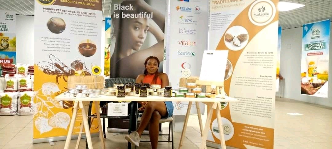 consommonsbenin's tweet photo. 📍 Du 07 au 10 Octobre 2021, 
Cinq (05) marques ont eu à exposer leurs produits au Super U Aéroport pour le compte du Mois du #ConsommonsLocal.

Il s'agit des marques :
- Biskuiti, 
- Norée, 
- Riz  Délice, 
- Waka Miel de Wakapou et 
- LA BOITE A SENS

#consommonslocalbj #wasexo https://t.co/txFWkAhdsL