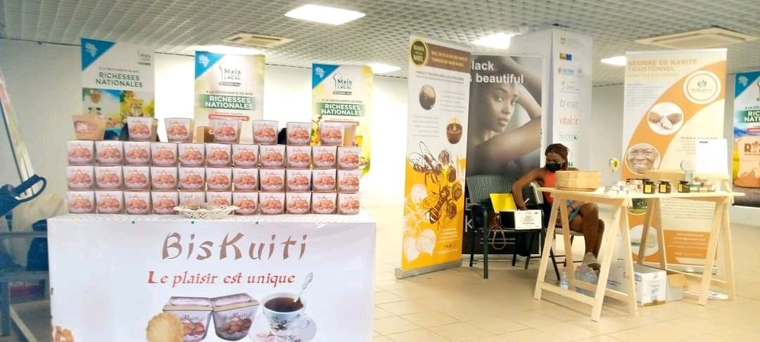 consommonsbenin's tweet photo. 📍 Du 07 au 10 Octobre 2021, 
Cinq (05) marques ont eu à exposer leurs produits au Super U Aéroport pour le compte du Mois du #ConsommonsLocal.

Il s'agit des marques :
- Biskuiti, 
- Norée, 
- Riz  Délice, 
- Waka Miel de Wakapou et 
- LA BOITE A SENS

#consommonslocalbj #wasexo https://t.co/txFWkAhdsL