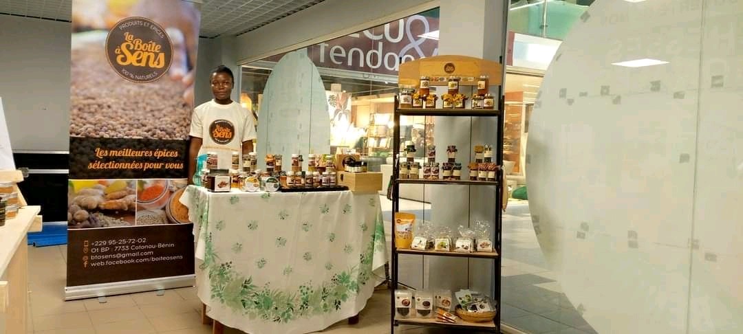 consommonsbenin's tweet photo. 📍 Du 07 au 10 Octobre 2021, 
Cinq (05) marques ont eu à exposer leurs produits au Super U Aéroport pour le compte du Mois du #ConsommonsLocal.

Il s'agit des marques :
- Biskuiti, 
- Norée, 
- Riz  Délice, 
- Waka Miel de Wakapou et 
- LA BOITE A SENS

#consommonslocalbj #wasexo https://t.co/txFWkAhdsL