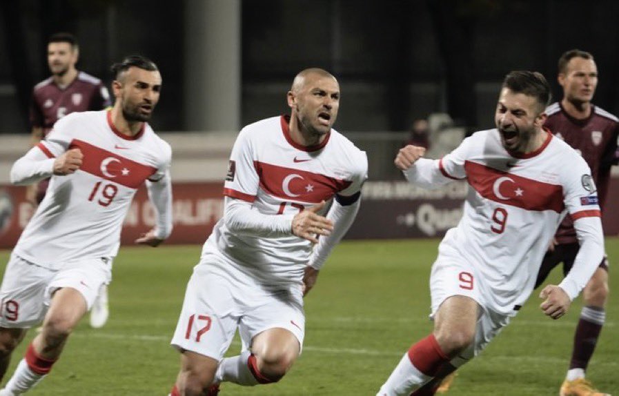 lutfu_tann's tweet photo. Belki yaşından dolayı eski Bırak değil ama hala takımın en hırslısı en çok isteyeni Helal olsun saygım sonsuz Kral Burak Yılmaz..
Bir tebrik de ilk maçında golünü atan Serdar Dursun'a. #LETvTUR https://t.co/wTxcU919zk