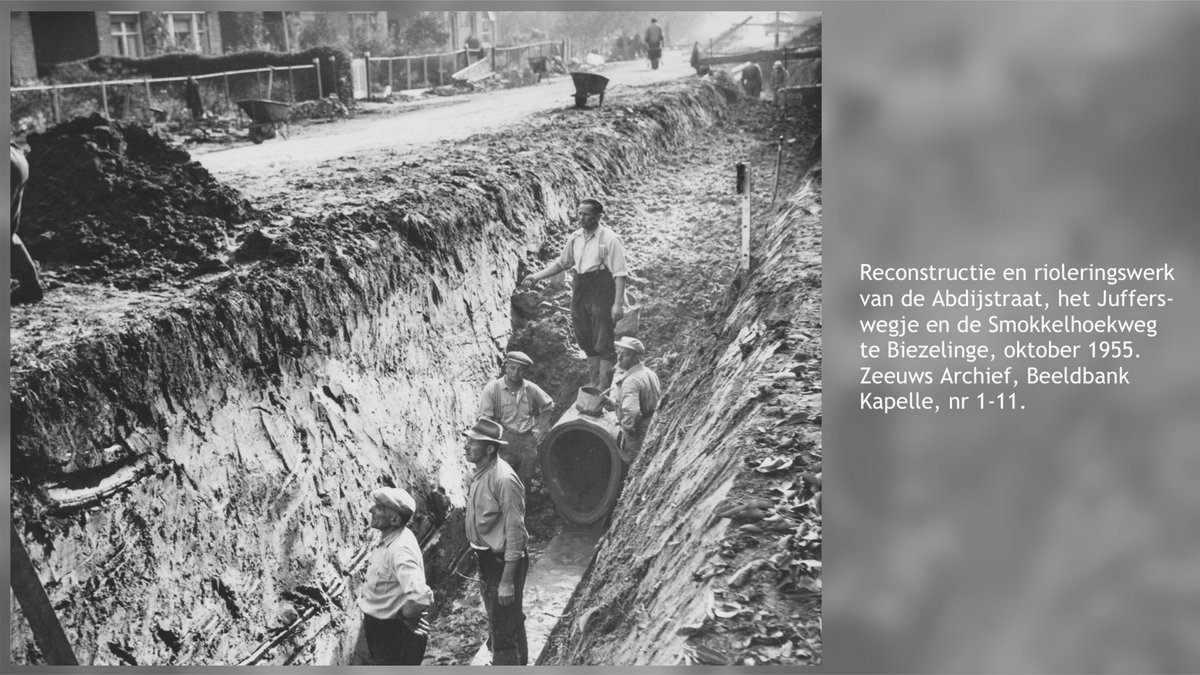 zeeuwsarchief's tweet photo. Druk aan het werk in #Biezelinge in oktober 1955. Er wordt een nieuwe uitvalsweg aangelegd via de Smokkelhoekweg, Abdijstraat, Jufferswegje en Noordstraat naar de veiling. Ook de riolering wordt aangepakt.
De vooraankondiging staat in de krant: https://t.co/sMhenLQVXB https://t.co/Gs2TPpcp0D