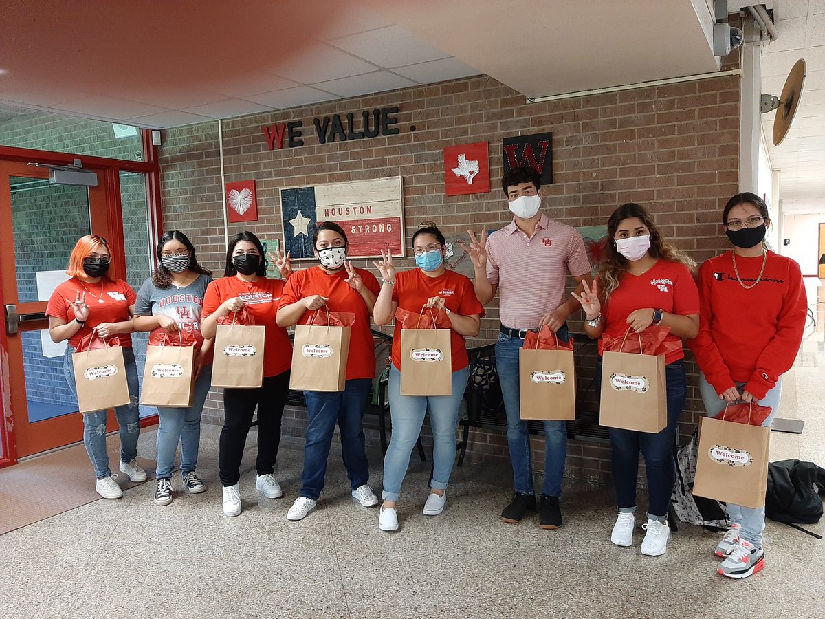 yamel_melchor's tweet photo. @WhittierES_HISD is very excited to welcome the @UH_ACES tutors. We look forward to this amazing partnership🐾. @Leigha_Curry7 @ESO3_HISD @Erwin_Garcia_ @Kimydaniels https://t.co/L6jXDxtLXE