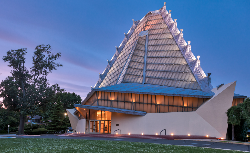 #WrightSites - Beth Sholom Synagogue was dedicated in September 1959, 5 months after Frank Lloyd Wright’s death. The roof is corrugated wire glass on the outside and translucent fiberglass inside, bathing the room's 1000 seats in natural light.  

#FrankLloydWright https://t.co/vcXAv1v4b6