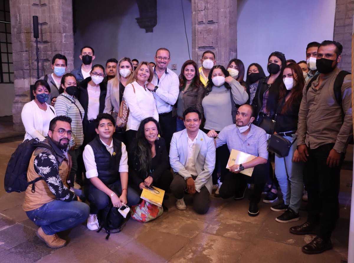 GabiQuirogaA's tweet photo. Firmando los compromisos para el nuevo funcionamiento del @PRDMexico, por la #construcción #Estado democrático de bienestar. 

¡Orgullosamente #VanguardiaProgresista!☀️💛 https://t.co/Vs6z6xUkth