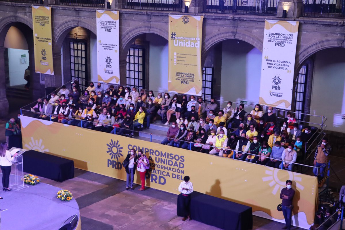 GabiQuirogaA's tweet photo. Firmando los compromisos para el nuevo funcionamiento del @PRDMexico, por la #construcción #Estado democrático de bienestar. 

¡Orgullosamente #VanguardiaProgresista!☀️💛 https://t.co/Vs6z6xUkth