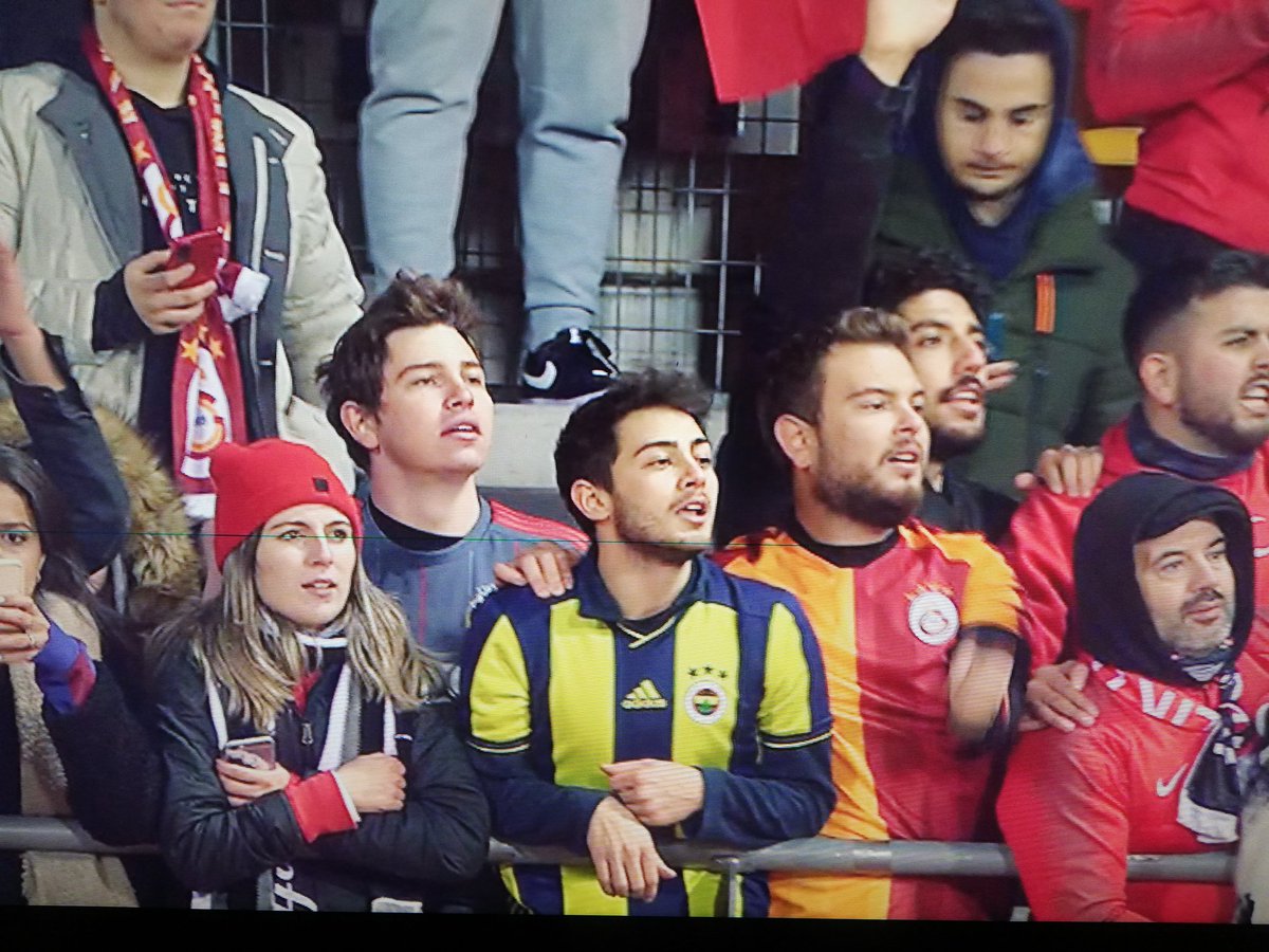 Crazy_ButDoomed's tweet photo. Maçın en iyileri şüphesiz Cengiz ve Rıdvan ama bugün daha anlamlı bir kare yansıdı ekranlara. #BizimÇocuklar
#LETvTUR
#millitakim https://t.co/PP5vSoc2XM
