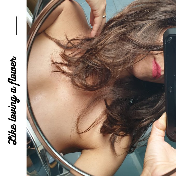 🎶Love is in the air🎶👄❤ #cherrylips #brunettelovers  @AnnabellSecrets https://t.co/DJOvYqD8zn<a href="/tag/cherrylips"class="tags">#cherrylips</a><a href="/tag/brunettelovers"class="tags">#brunettelovers</a>