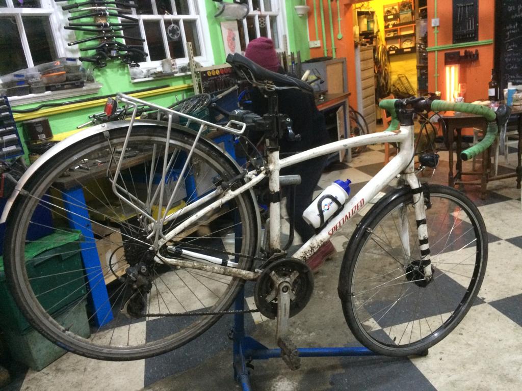 *Stolen bike alert*🚲my bike got nicked from outside the #Oxford Town Hall earlier today. If anyone spots a pretty shoddy looking white Specialised with very tattered bar tape, please let me know. I've had it for years, it's really precious to me and I would really like it back😔