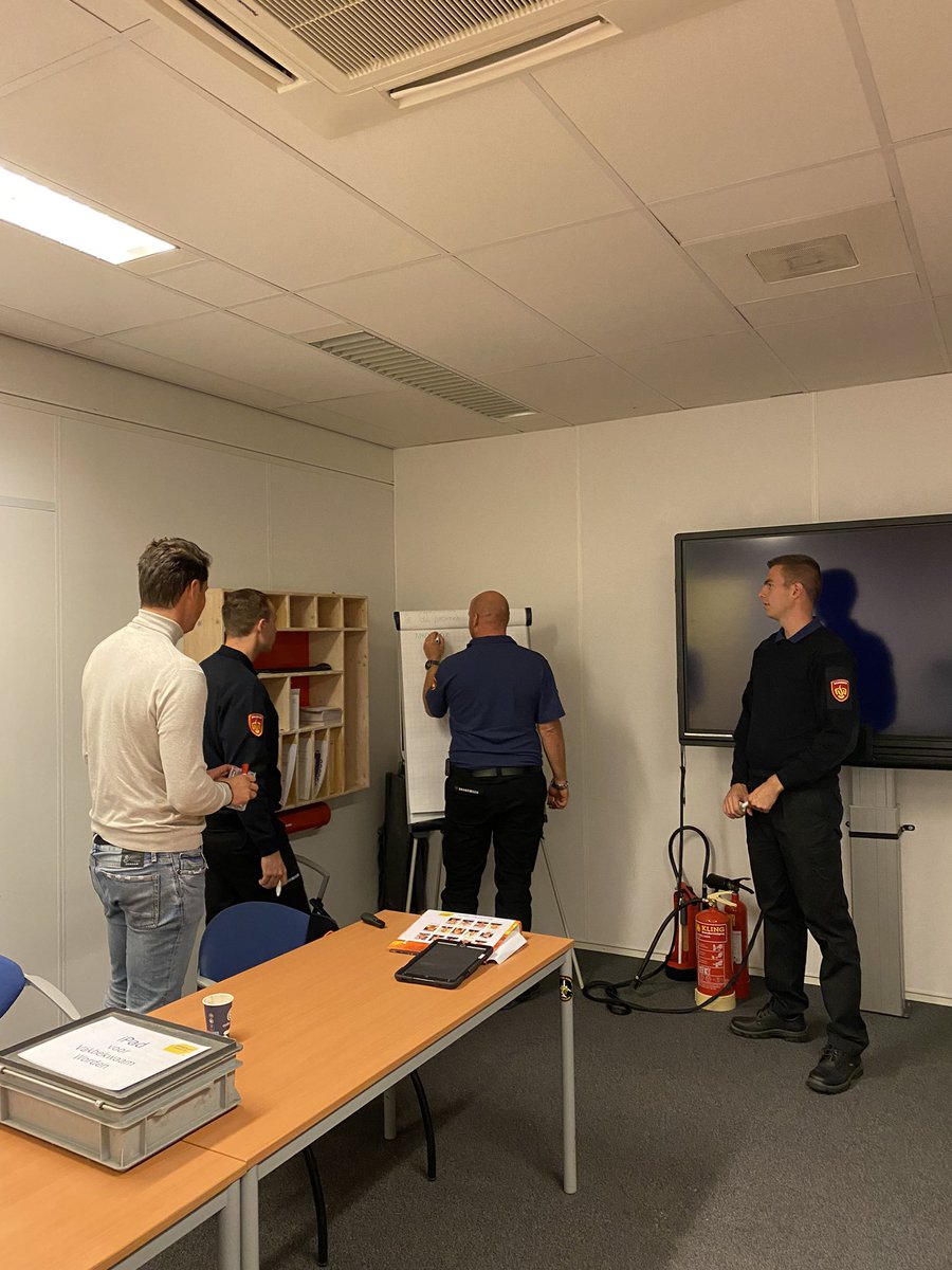 WouterBeyer's tweet photo. Eerste lesavond #Manschap 2.0 leergang 32. Interactief aan de gang met #LiveOp Een groep vol leergierige cursisten. @Vakbekwaam_ZHZ @SpinelNL @BrandweerZHZ https://t.co/vY5xLGaOQx