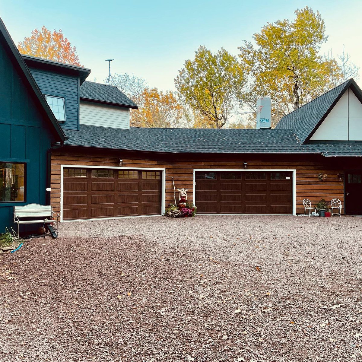 DahlConstructio's tweet photo. Does it look like something is missing? Maybe those crazy contractors and architects forgot the siding should lap! Actually, this rain screen application provides numerous benefits in moisture management and energy efficiency! @csdesignengineering @dahlconstructionco https://t.co/OmLxC0ukfk