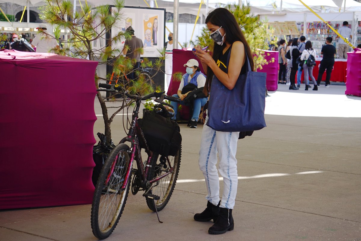 CulturaCiudadMx's tweet photo. ¡Recuerda! Si vienes en bici también tienes libre acceso a la @FILZocalo 

#CáeleALaFILZócalo #FILZócalo2021 https://t.co/Su1k8Khdds