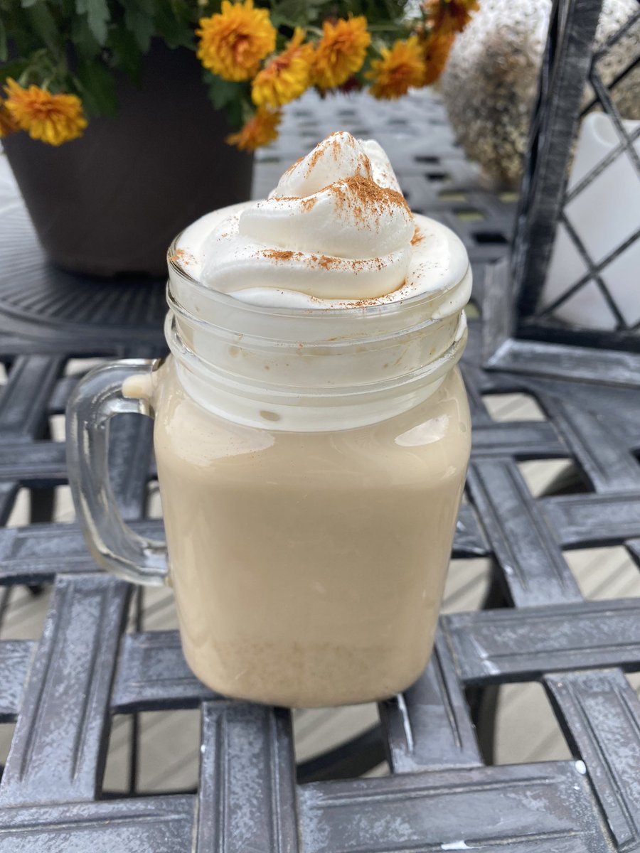 sunrae123's tweet photo. Homemade slow cooker pumpkin spice latte with homemade whipped cream sprinkled with cinnamon 🎃 #thanksgivingtreat #yum #healthyversion https://t.co/FxvQUix64d