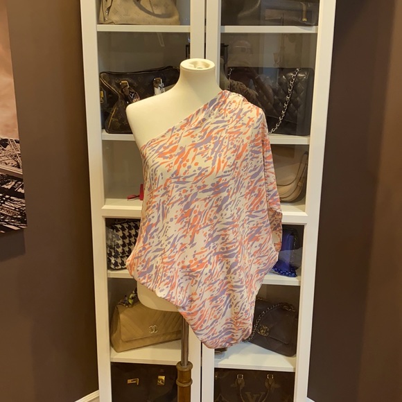 VintageSerendip's tweet photo. So good I had to share! Check out all the items I'm loving on @Poshmarkapp from @shoecoach101 #poshmark #fashion #style #shopmycloset #monrow: https://t.co/x2RP8ZUqrz https://t.co/Qs44SlzApC