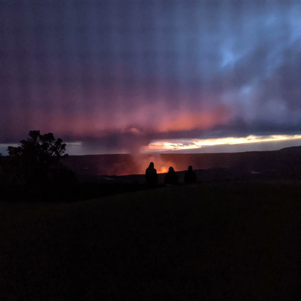 uyenvong's tweet photo. Where lava flows, you go! Island hopping with DK to see some 🌋 in the Halemaumau crater followed by a nice rainy day hike 👣 across the Kilauea Iki crater. https://t.co/PaoGKjGtUg