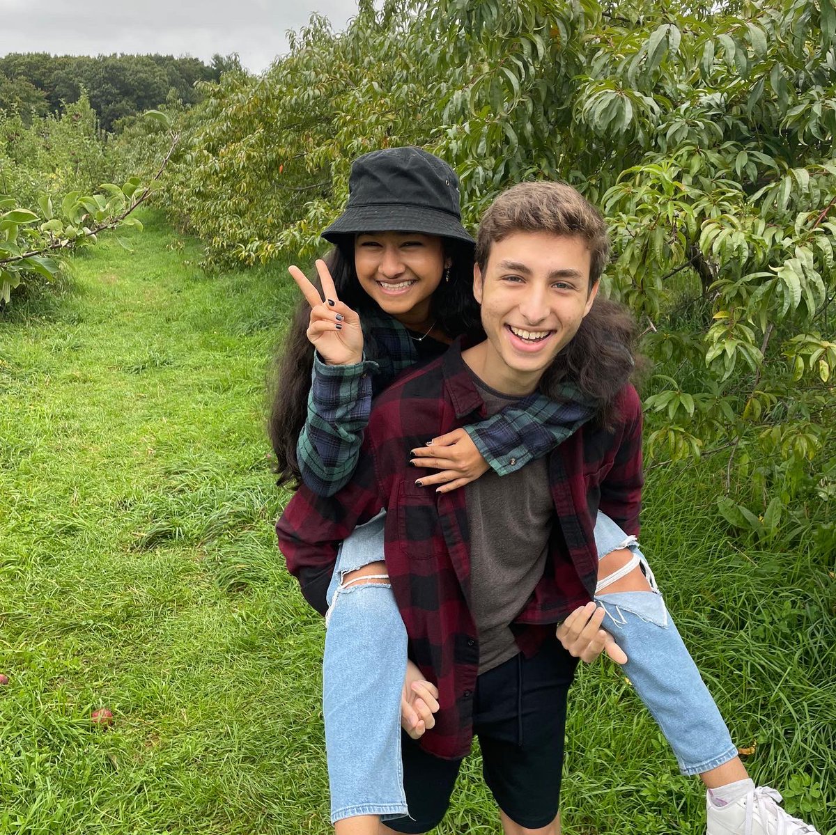 TheNUinProgram's tweet image. Living in Boston in the fall = endless adventures! Our students have been island hopping🏝, donut snacking🍩, apple picking🍎, and pumpkin carving🎃! #NUin2021