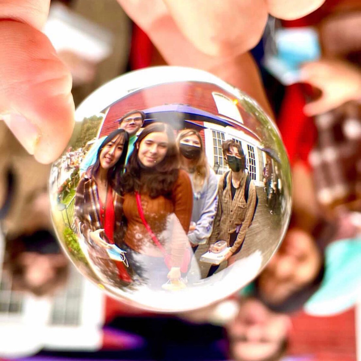 TheNUinProgram's tweet image. Living in Boston in the fall = endless adventures! Our students have been island hopping🏝, donut snacking🍩, apple picking🍎, and pumpkin carving🎃! #NUin2021