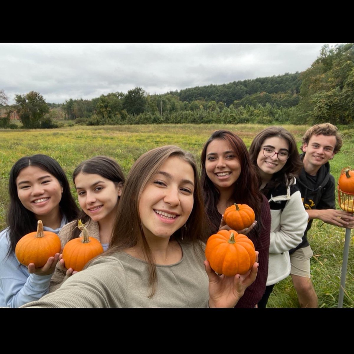 TheNUinProgram's tweet image. Living in Boston in the fall = endless adventures! Our students have been island hopping🏝, donut snacking🍩, apple picking🍎, and pumpkin carving🎃! #NUin2021