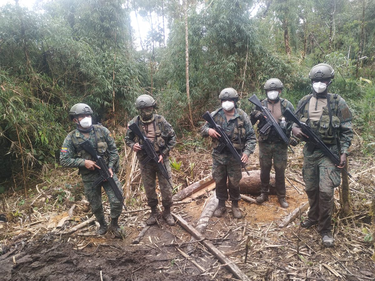 FFAAECUADOR's tweet photo. #Chinchipe| En una operación de vigilancia de los espacios terrestres en los sectores #LasDantas, #ElTierrero y #Champi, las FF.AA decomisaron material utilizado en presuntas actividades de minería ilegal, evidencias que se entregaron a las autoridades competentes.
#FFAACAMEX https://t.co/Zve8OTuwtV