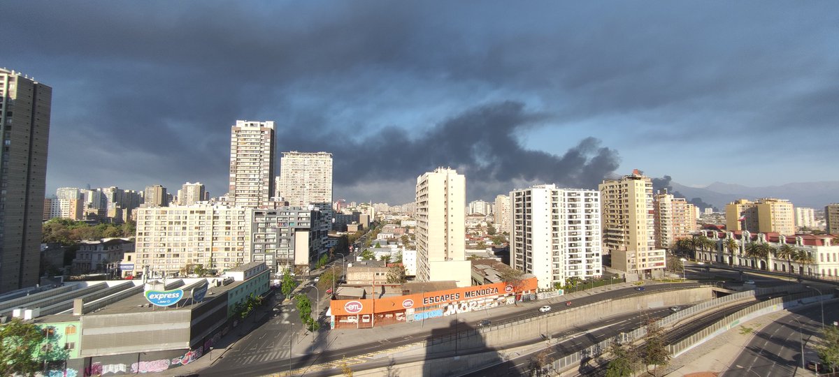 Por qué hay partes de Santiago que se ven mas oscuras con la nube de humo, incluso si esta no tapa directamente el sol?
Aprovechemos la contingencia para hacer un poco de difusión científica sobre #energiasolar 

(Cortesía de fotos de mi balcón)