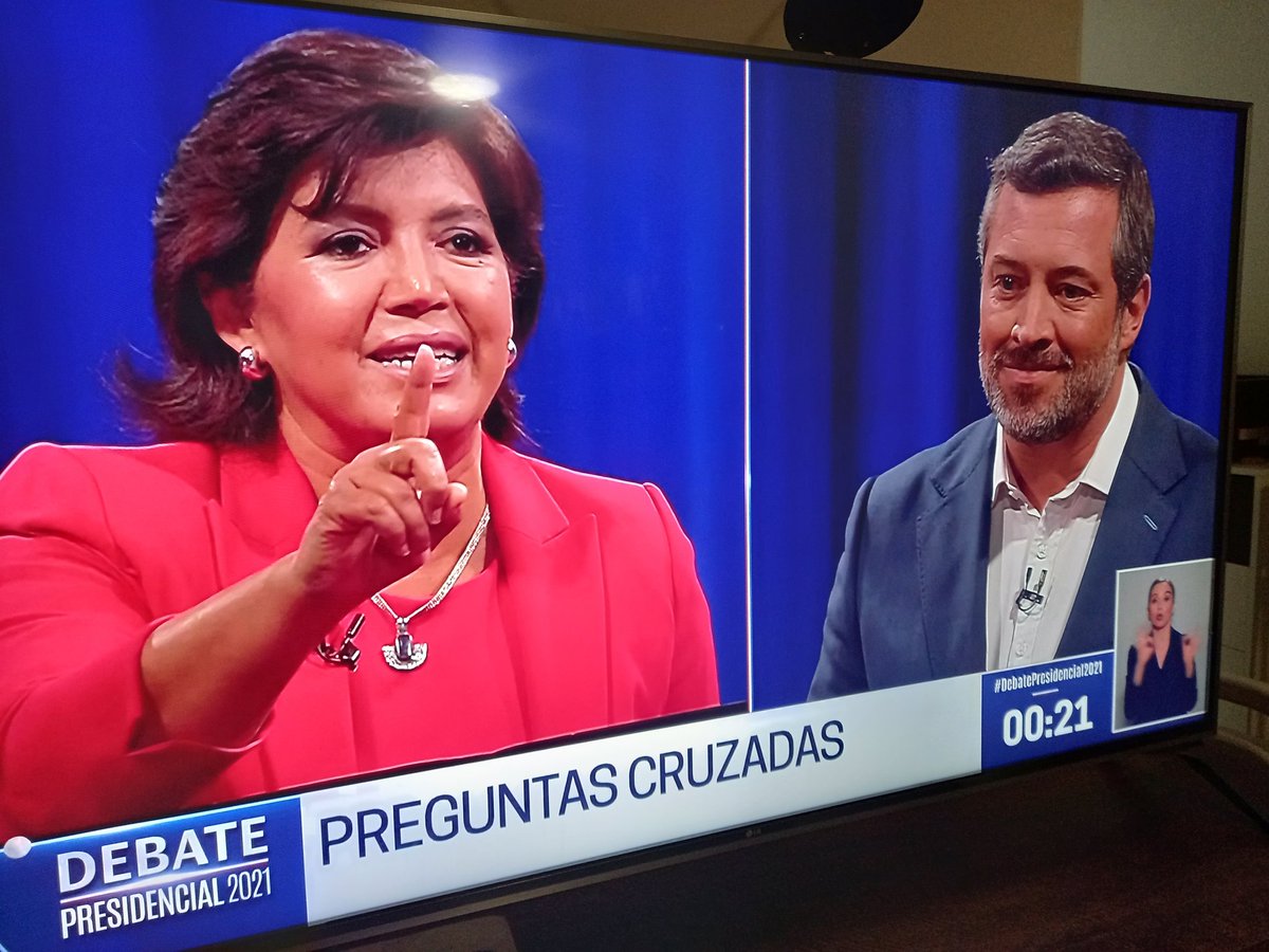 normancorrea's tweet photo. 30 años en el servicio público y sigue recibiendo sueldo, pero haciendo campaña.  #DebatePresidencial2021 https://t.co/QQBnuOSLxM