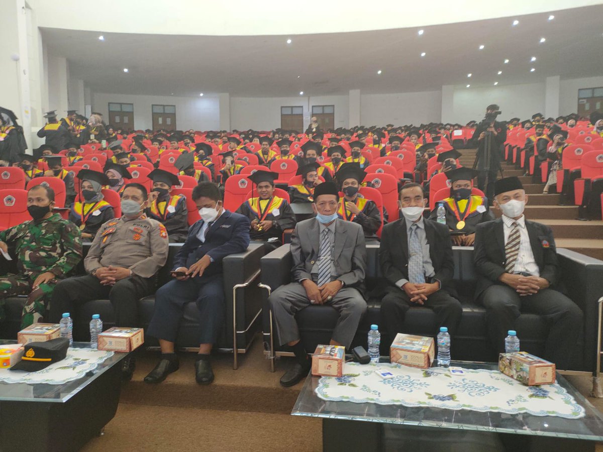 PNUP_Official's tweet photo. PNUP menggelar acara wisuda ke-35 tahun akademik 2021/2022 selama tiga hari berturut-turut, (9-11/10) di auditorium kampus 2 PNUP Mongcongloe Maros. 

Berita selengkapnya: https://t.co/s9Kam7m8lN

#PNUP #PoliteknikNegeriUjungPandang #PendidikanVokasi #VokasiKuat
#WisudaPNUP https://t.co/09Mp0q3nV9