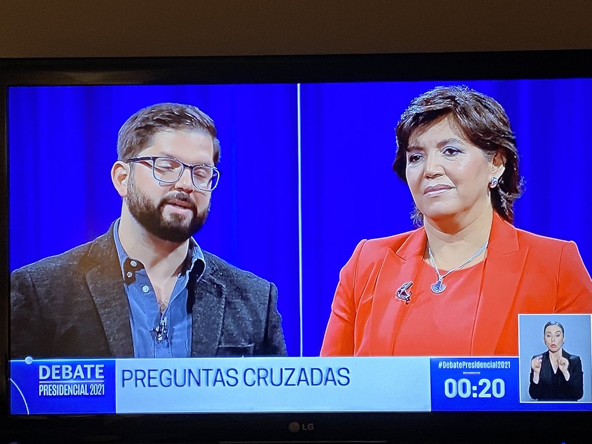 Marco_LoyolaQ's tweet photo. Renuncie a mi trabajo como Seremi para ser candidato (corresponde). 
Me quede sin trabajo y así estoy enfrentando este desafío, mientras estas dos personas trabajan haciendo campaña mientras les pagan por ser Senadora y Diputado!! #caradepalo
#SichelPresidente #SichelSePuede https://t.co/ej2aCMy6b6